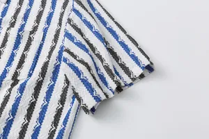 Gedetailleerd overzicht van heren gebreid gestreept shirt stof textuur zomer strand stijl.