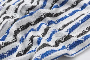 Stofdetail van casual gestreept herenoverhemd met korte mouwen en ademend golfpatroon.