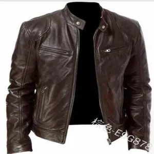 Detailansicht der braunen Herren PU Lederjacke mit Stehkragen Reißverschluss und Struktur.