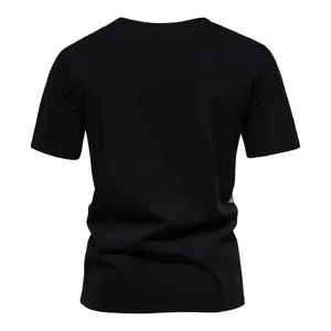Détail du dos d'un t-shirt noir à manches courtes pour homme, top streetwear casual.