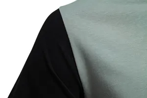 Gros plan detaille du tissu t-shirt colorblock homme, montrant coutures et texture.