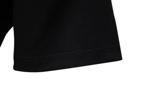 Détail de manche pour t-shirt homme, tissu noir avec surpiqûre double soignée et pro.