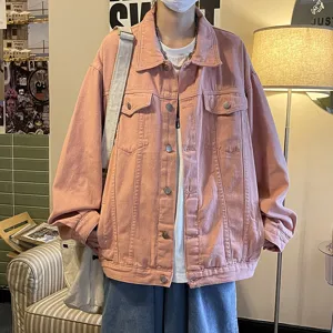 Gros plan de la veste en jean rose élégante, avec col à revers et boutons métalliques.