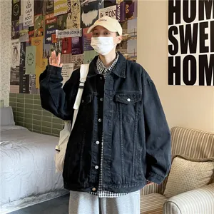 Vue détail veste en jean noire oversize homme, style streetwear tendance pour automne hiver.