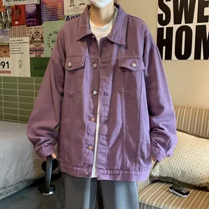 Détail de la veste en jean violette oversize, avec boutons métalliques et style streetwear.