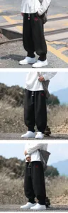 Vue détaillée de pantalon épais en polaire pour homme avec broderie rétro et coupe ample chaude.