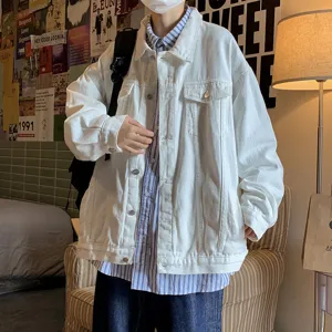 Vue de détail d'une veste en jean blanche ample pour homme, style streetwear d'automne.