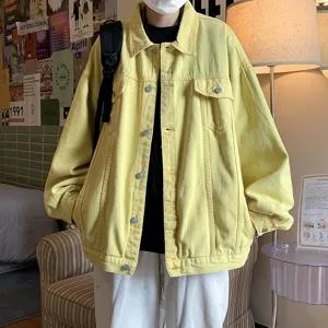 Vue détaillée de la veste en jean ample jaune pour homme, style rétro avec boutons.