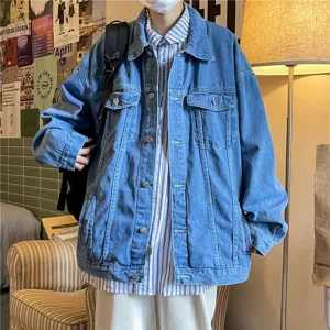 Détail de veste en jean ample décontractée pour homme avec style streetwear rétro.