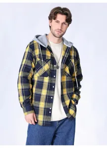 Vista dettagliata della giacca camicia a quadri con cappuccio in flanella da uomo casual.