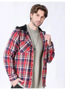 Dettaglio camicia con cappuccio in flanella a quadri rossi uomo, tessitura morbida.