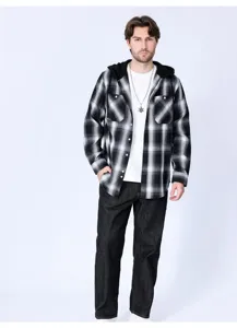 Moderna giacca camicia con cappuccio in flanella a quadri nero e bianco per uomo.