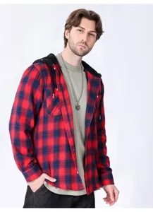 Camicia giacca a quadri in flanella con cappuccio rosso e blu da uomo, vista dettaglio.