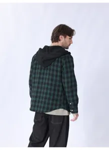Uomo casual flanella verde a quadri con cappuccio manica lunga camicia dettaglio vista.