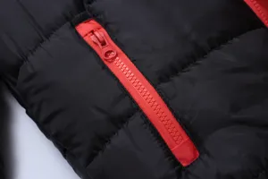 Dettaglio giacca invernale imbottita da uomo, elegante tasca con zip a contrasto.