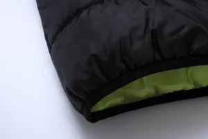 Dettaglio polsino piumino casual uomo, tessuto resistente e fodera interna a contrasto.