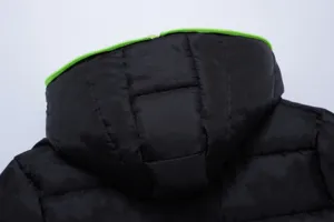 Dettaglio giacca imbottita invernale con cappuccio casual da uomo con cerniera a contrasto.