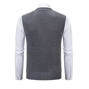 Detailansicht der grauen Strickweste für Herren mit V-Ausschnitt, Rückseite und weißem Hemd.
