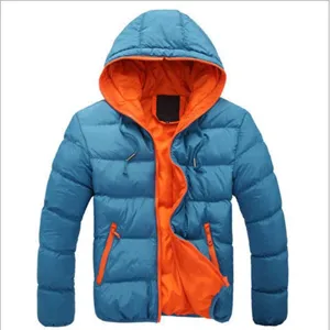 Piumino con cappuccio colorblock casual da uomo con fodera e cerniera arancione brillante.