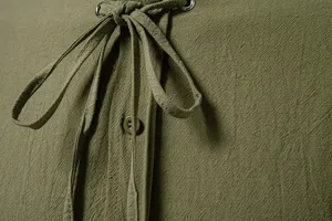 Detailopname van de linnen casual shirt kraag met handig trekkoord en metalen oogjes.