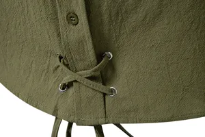 Close-up detail middeleeuws piratenhemd vetersluiting metalen oogjes katoen linnen groen.