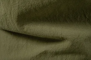 Close-up stofdetail van heren casual katoenen linnen shirt met natuurlijke getextureerde textuur.
