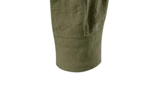 Gedetailleerde close-up opname van de lange mouwmanchet op het casual heren overhemd.