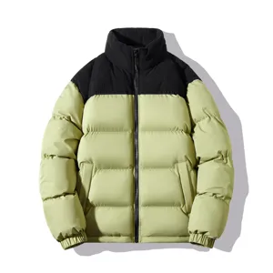 Vue détaillée de la veste d'hiver rembourrée et color-block avec col montant.