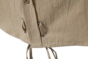Close-up detail middeleeuwse piraat trekkoord linnen casual heren shirt lange mouw