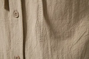 Close-up van stofdetails en knoopsluiting van het casual heren linnen shirt met lange mouwen.