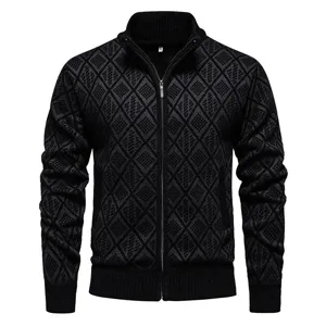 Heren gebreid vest met ritssluiting, opstaande kraag en klassiek ruitpatroon voor herfst en winter.