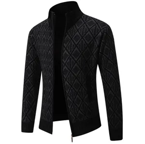 Gedetailleerd uitzicht op de textuur van heren gebreid vest, opstaande kraag en ritssluiting.