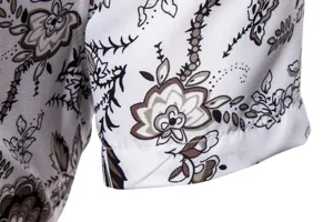 Detailansicht Herren Kurzarm Freizeithemd Blumenmuster Manschette Stoff Textur Nahaufnahme