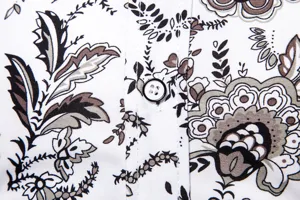 Nahaufnahme des Stoffes von Herren Freizeit Kurzarm Hemd mit Blumenmuster und Knopfleiste.