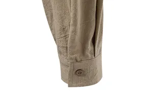 Detailopname van casual heren overhemd manchet in kaki, fijne linnen stoftextuur close-up