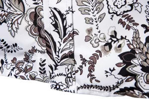 Detailaufnahme des Herren Freizeithemds mit kurzem Arm und schwarz braunem Paisley Muster.