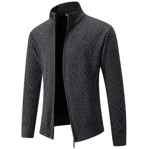Close-up detail van heren donkergrijze gebreide vest met stijlvol ruitpatroon en ritssluiting.