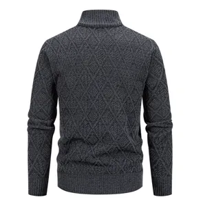 Rugdetail van het donkergrijze heren gebreide vest met een prachtig ruitpatroon.