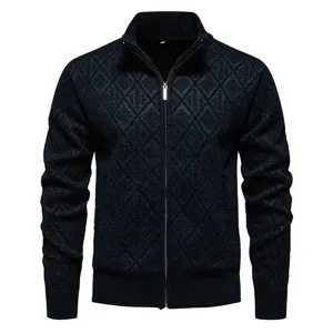 Detailopname van heren gebreid vest met ruitpatroon textuur en opstaande kraag.