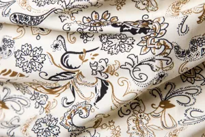 Freizeithemd Stoff Detailansicht, Retro Paisleymuster und Blumen Print Nahaufnahme.