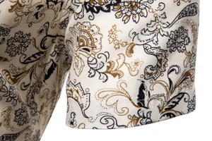 Herren Freizeit Kurzarm Hemd Detailansicht mit klassischem Paisley Blumenmuster Stoff.