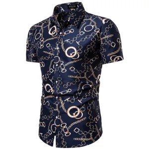 Herren Kurzarm Freizeithemd mit stilvollem Gold Ketten Druck auf dunklem blauem Stoff.