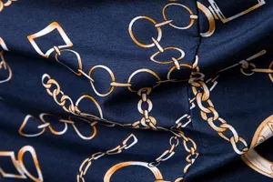 Herren Freizeit Kurzarm Hemd Stoff Detail mit luxuriösem goldfarbenem Kettenprint.