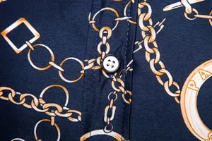 Herren Freizeit Hemd Detailansicht, dunkler blauer Stoff mit goldenem Ketten Print Design.