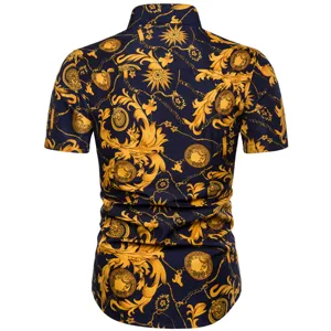 Stilvolles Herren Kurzarm Freizeithemd mit luxuriösem barocken Goldmuster für den Sommer.