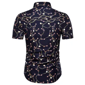 Herren Kurzarm Freizeithemd Detailansicht mit einem stilvollen Ketten und Herzen Muster.