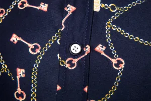 Herren Freizeit Kurzarmhemd Stoffdetail, Retro Goldkette und Schlüssel Print Design.