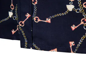 Detailansicht von Herren Freizeit Hemd Stoff mit goldenem Ketten und Herzmuster.