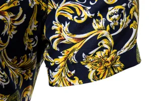 Herren Freizeit Kurzarm Blumenhemd Detailansicht, luxuriöses barockes goldenes Stoffmuster Design.