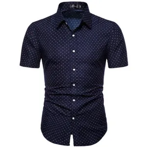 Herren lässiges Kurzarm-Hemd mit Knöpfen und einem blau-weißen Polka-Dot-Druck im Detail.